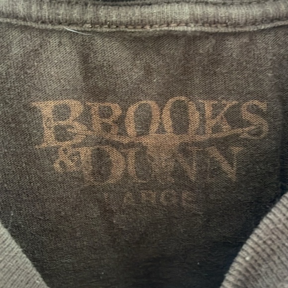 Brooks & Dunn’s concert T-shirt - Picture 3 of 5